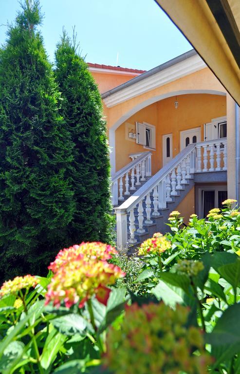 Suitable Summer Apartments Pula Exterior photo